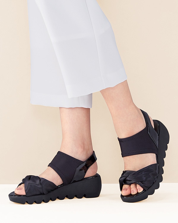 ブラック着用 【2足で10%OFF】【春夏新作】ストレッチツイストサンダル