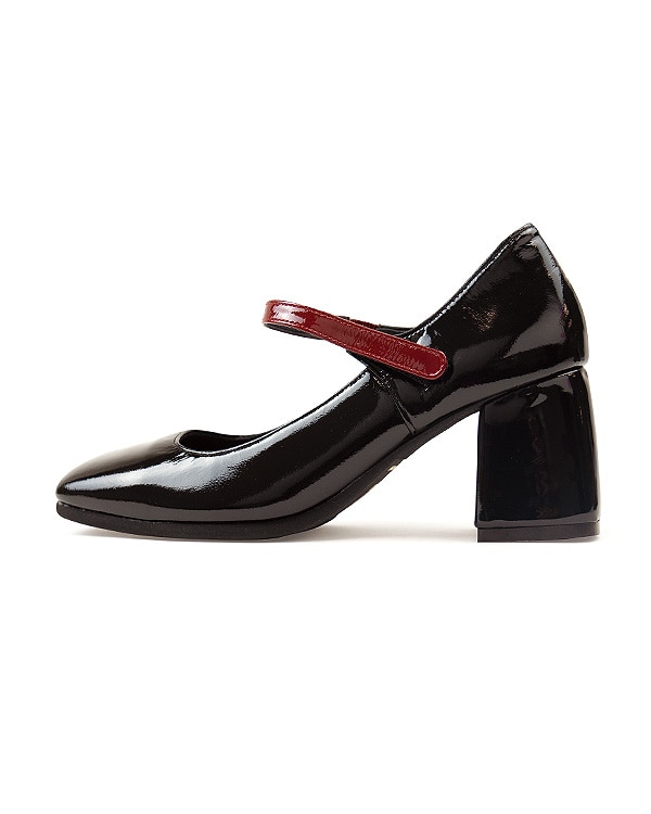 ブラック (ストラップ:レッド) 【送料無料】Strapped Square Pumps