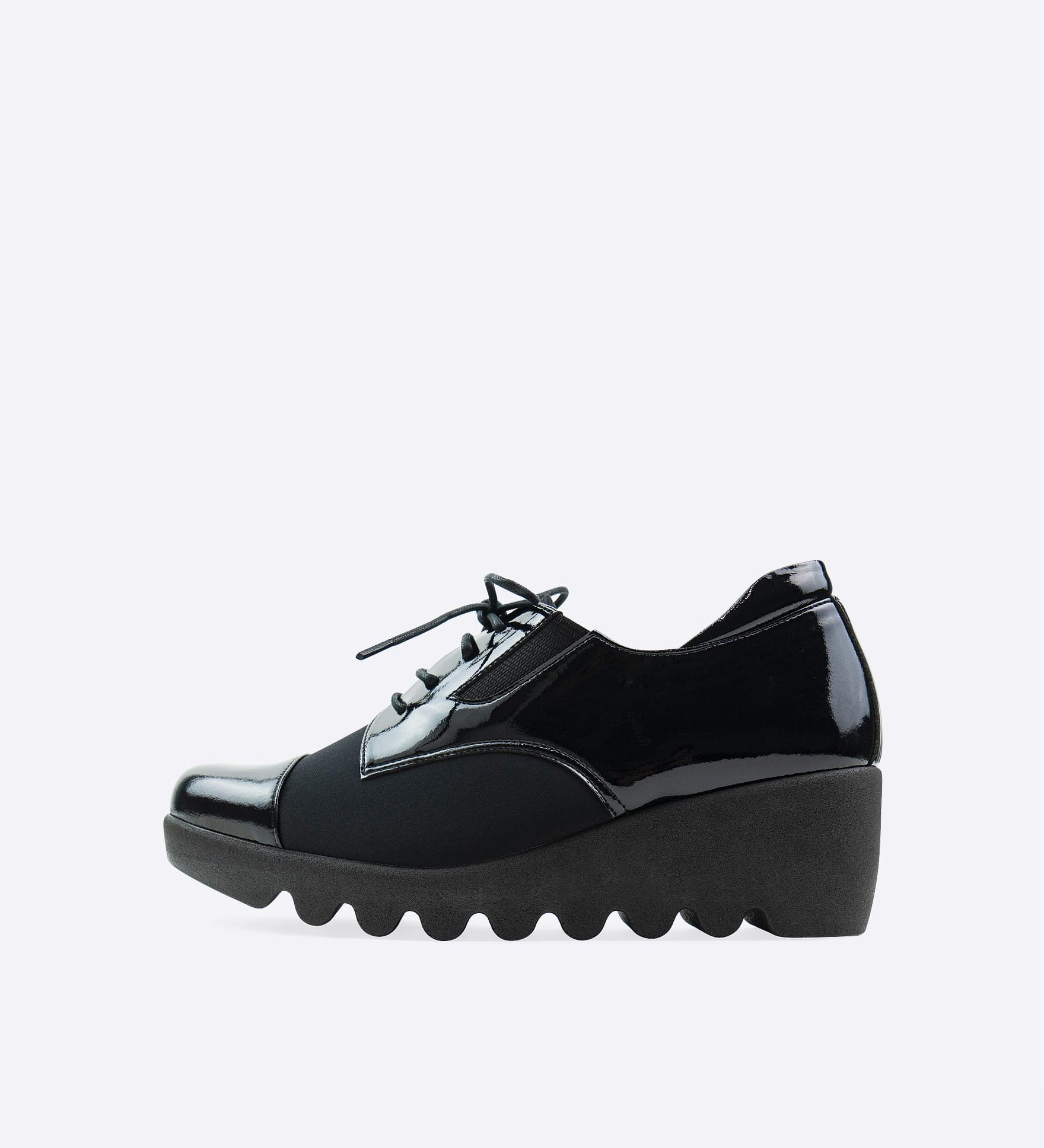 Luxe Fit �T�C�h�X�g���b�`�X�j�[�J�[