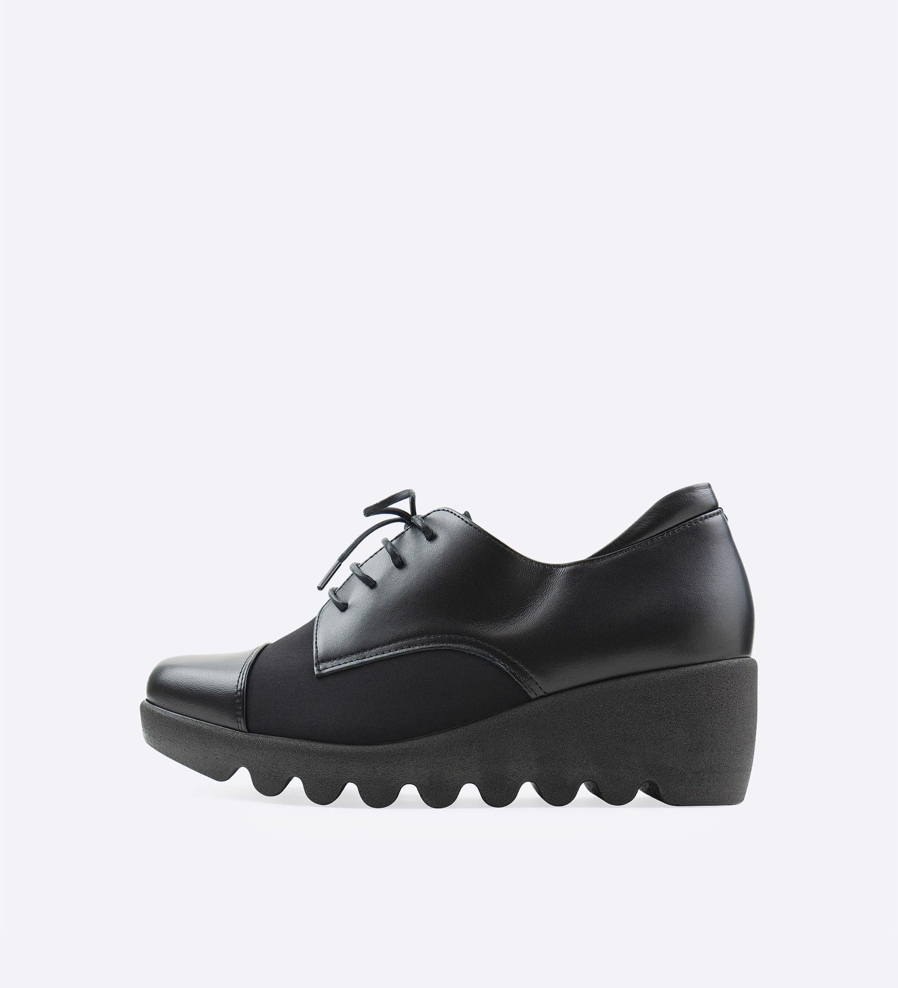 Luxe Fit �T�C�h�X�g���b�`�X�j�[�J�[