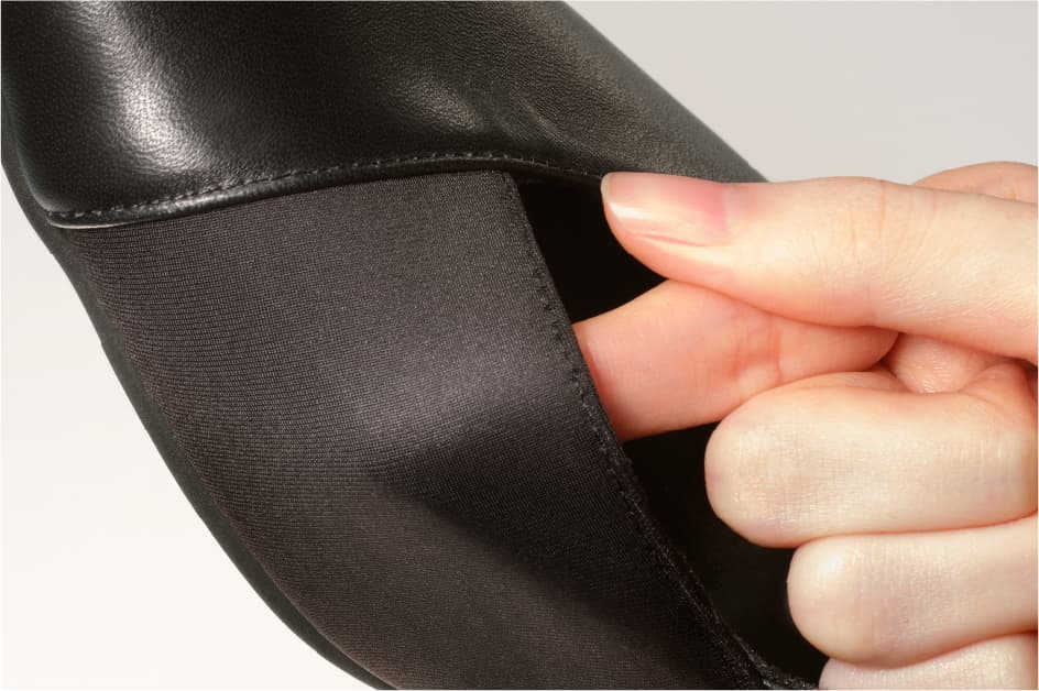 足の内側にストレッチ素材を配置したパンプス